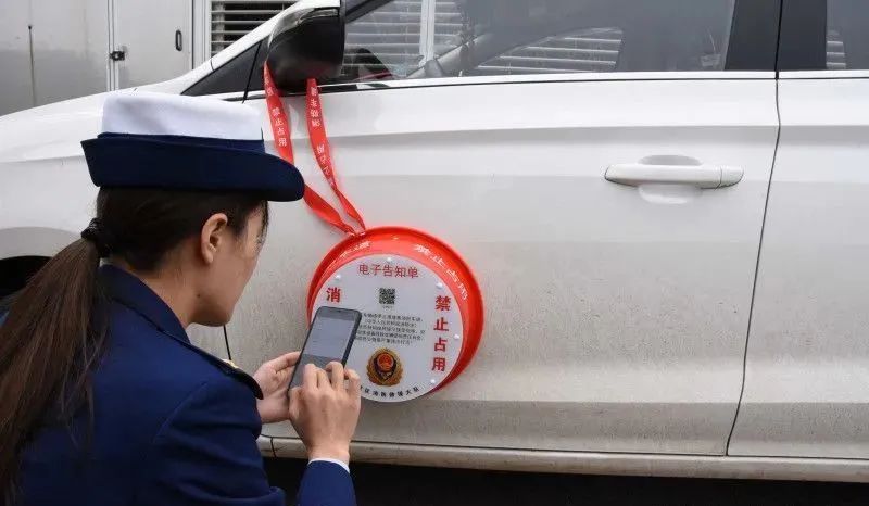 望城區(qū)消防監(jiān)督員依法將電子告知單貼在車輛駕駛位的門上均為長沙晚報(bào)通訊員何忠正供圖